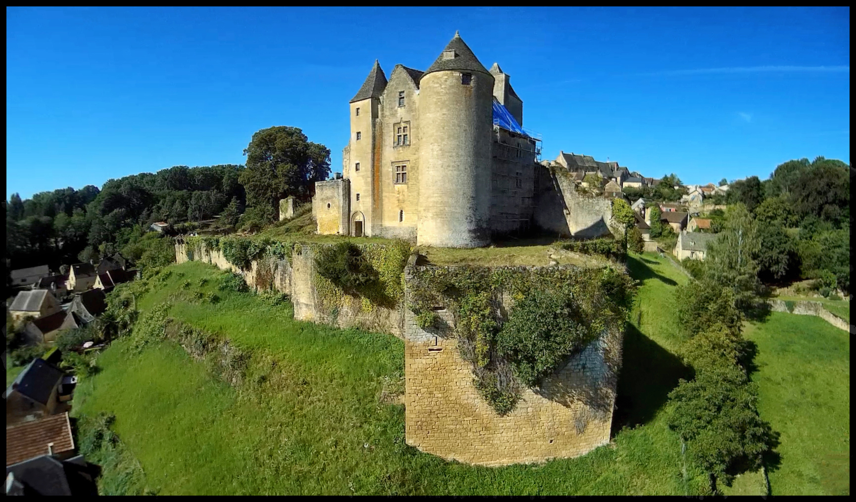 Vue aérienne du château de Salignac